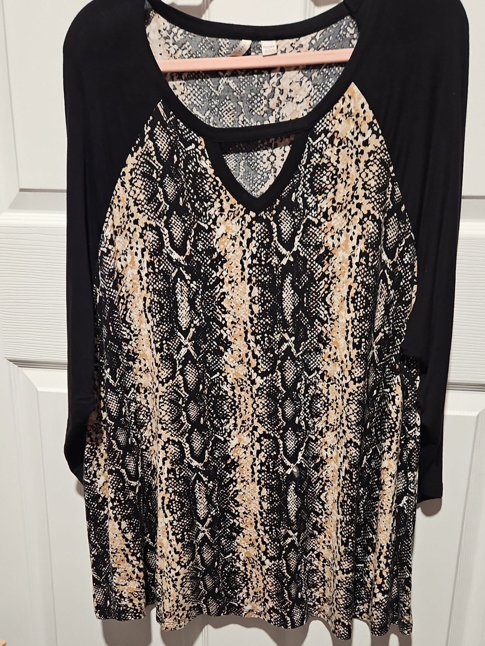 Women’s Black and Cream Snake-Print V-Neck Raglan Top 22/24